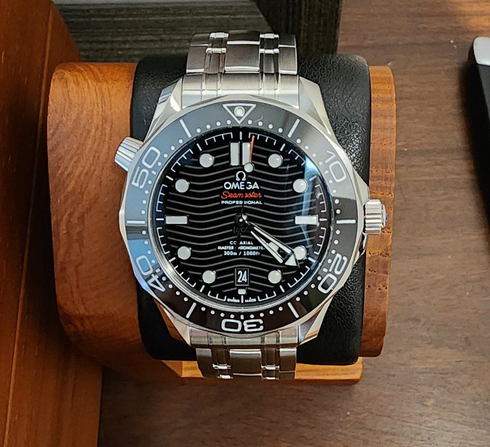 오메가 씨마스터 300 시계 거치대 위 클로즈업 웨이브 다이얼