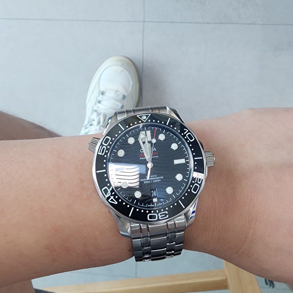 오메가 씨마스터 300 실내 착용 모습