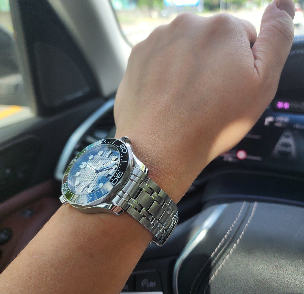 오메가 씨마스터 300 차량 내부 착용샷 42mm 실착
