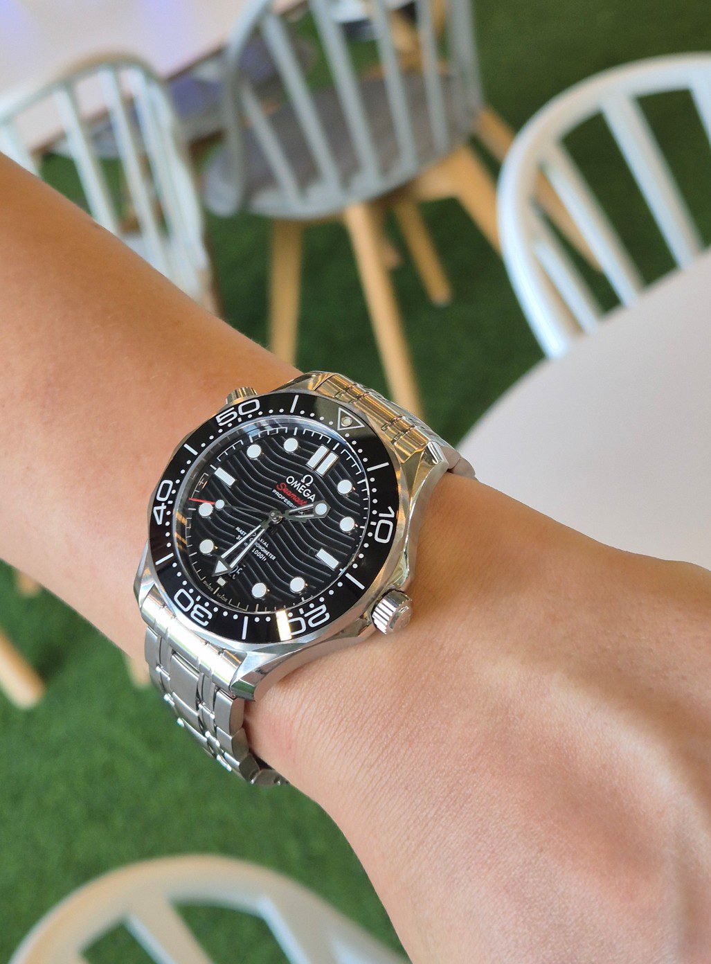 오메가-씨마스터-300-카페-착용샷