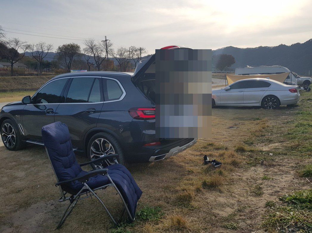 플러그인 하이브리드 BMW X5 45e 캠핑장에서 트렁크 열고 쉬는 모습