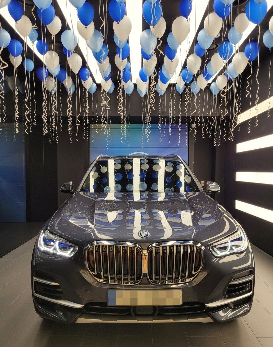 플러그인 하이브리드 BMW X5 45e 출고 당일 전시장 정면 모습